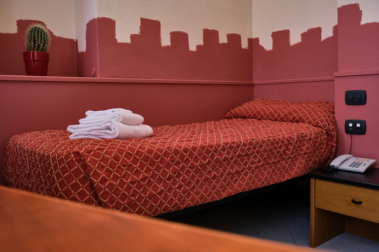 Bedroom 4, Hotel Bello by Ostello Bello, Savona
