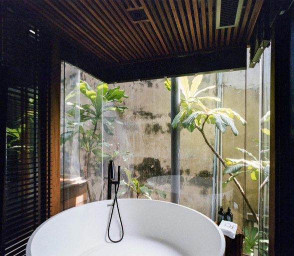 Bathroom 4, Na Tanao 1969, Phra Nakhon