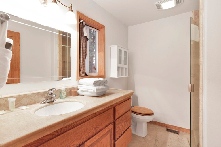 Bathroom 3, Flitterbick Lodge #2246, San Bernardino
