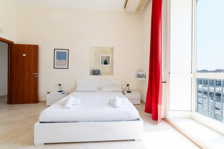 Room 5, Piazza Garibaldi 39 in Naples, Napoli