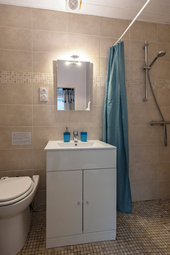 Bathroom 5, Château Pierre de Montignac, Gironde