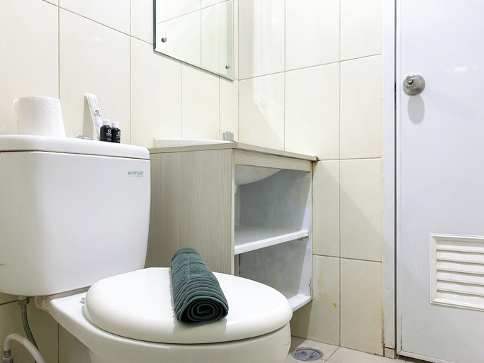 Bathroom 3, Comfort Stay 2Br At Springlake Summarecon Bekasi Apartment, Bekasi