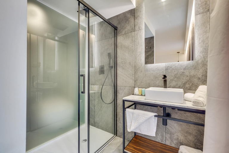 Bathroom 4, Hotel Beausejour, Paris
