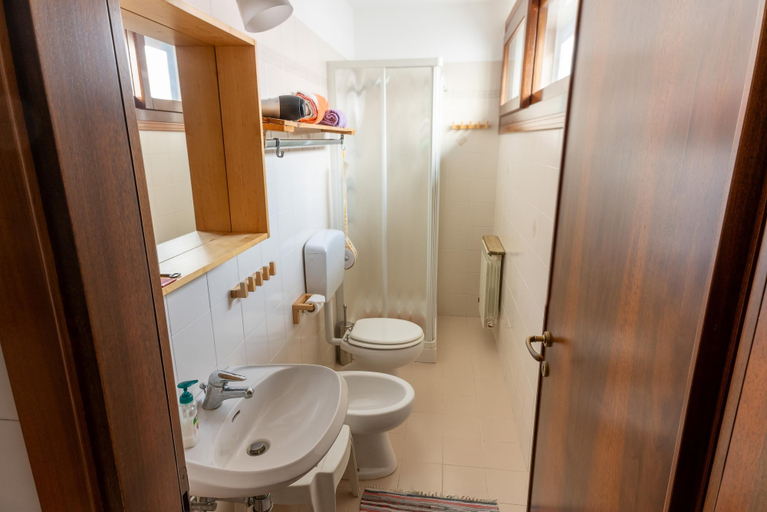 Bathroom, Casa Aprilia by Ca-sa Check, Venezia