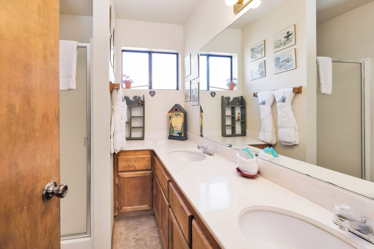 Bathroom 3, Wodehouse #1057, San Bernardino