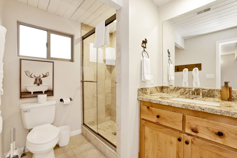 Bathroom, THE Teddy Bear Chalet #2257, San Bernardino