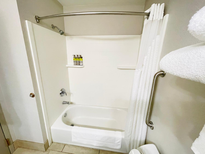 Bathroom, Holiday Inn Express Shelbyville By IHG, Shelby