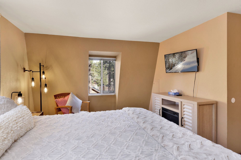 Bedroom 3, Pinewood INN #2093, San Bernardino