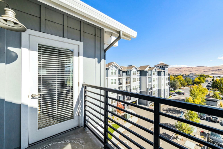 Room 5, Designer Apt With Jacuzzi Pool Mountain Views, Washoe