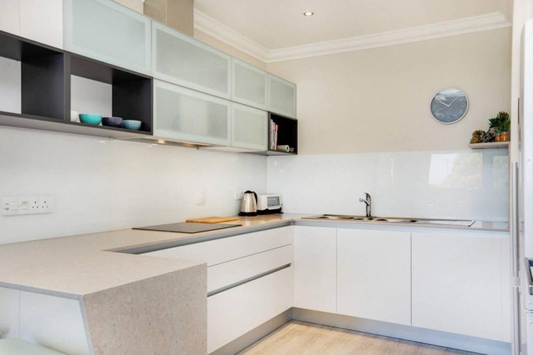 Others 5, Stylish 2 Bedroom Apartment in Camps Bay Asilvertide, City of Cape Town