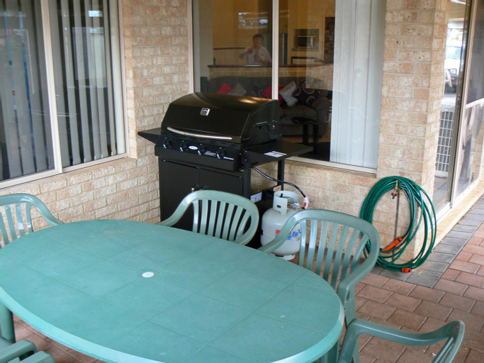 Exterior & Views 3, Geraldton Luxury Retreat 2 with free Streaming, Geraldton