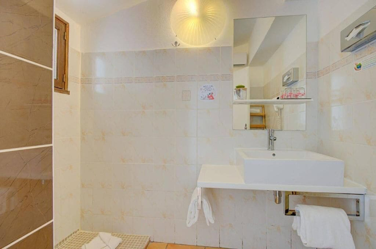 Bathroom 3, Hôtel La Palunette, Bouches-du-Rhône