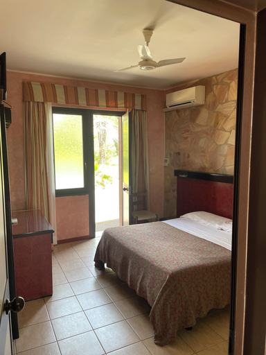 Bedroom 4, American Motel, Latina