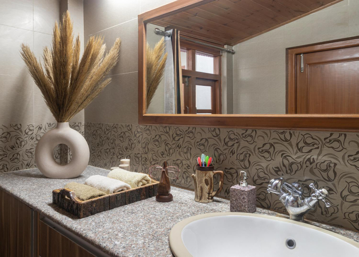 Bathroom 2, Nirvana Homes, 19th Century Wooden House, Shimla