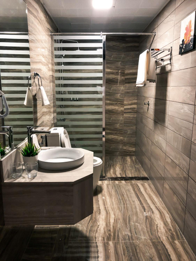 Bathroom 4, Towers Hotel