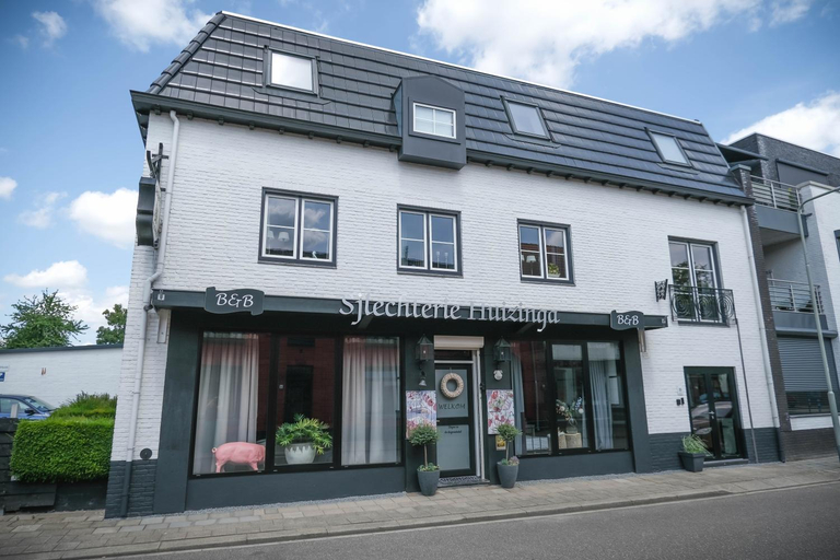 Others 2, B&B SJLAOPE BIEJ DE SJLECHTER (slapen bij de slager), Echt-Susteren