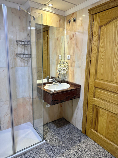 Bathroom 5, Hotel Reyesol, Málaga