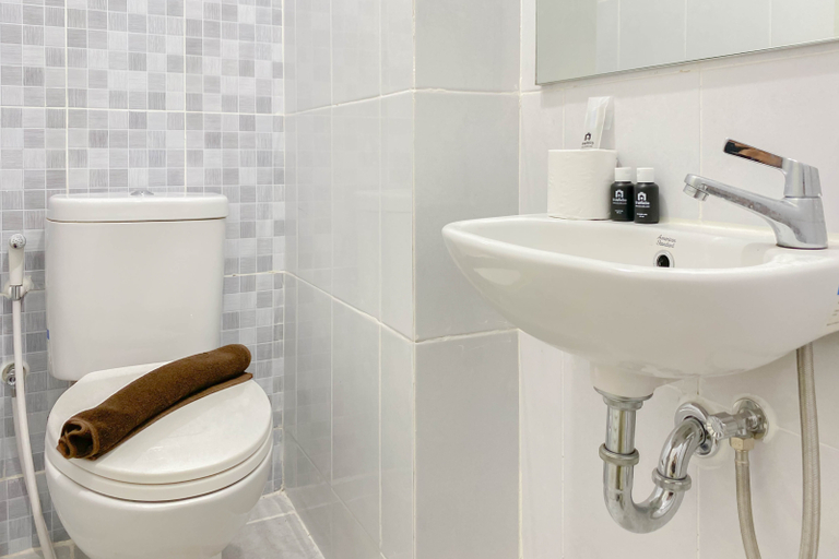 Bathroom 5, Good and Simply Studio Tokyo Riverside PIK 2 Apartment By Travelio, Tangerang