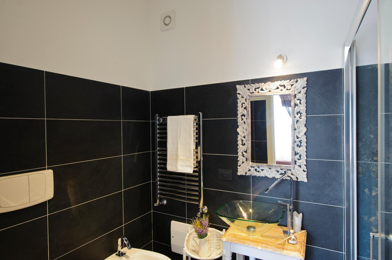 Bathroom 2, La Maurella, Salerno