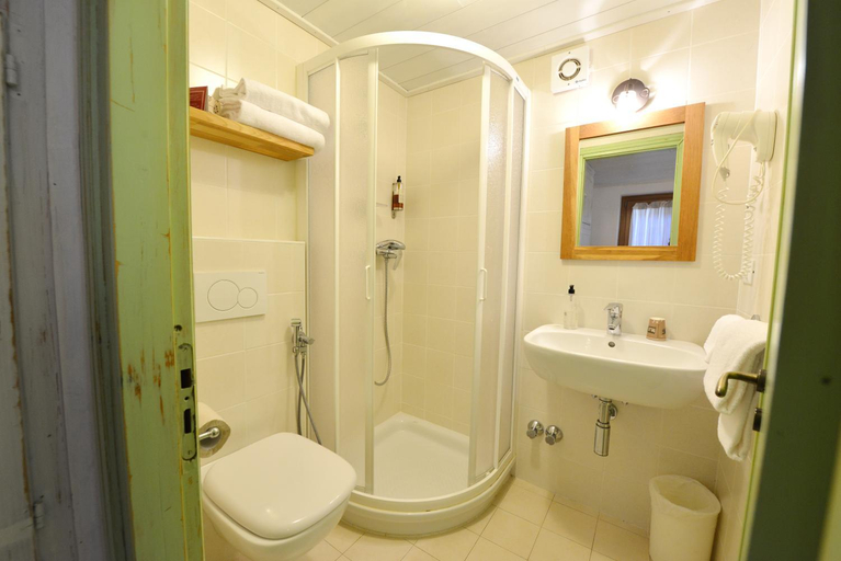 Bathroom 2, Hotel Petit Dahu - Chambres et Restaurant, Aosta