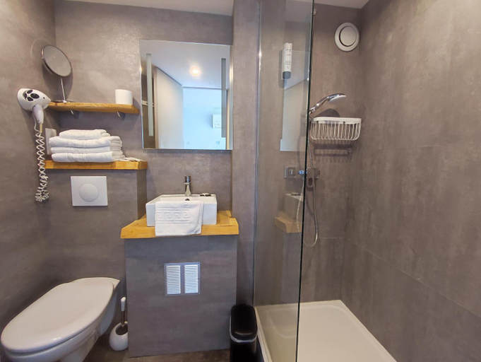 Bathroom 2, Hotel Le Provencal, Gironde
