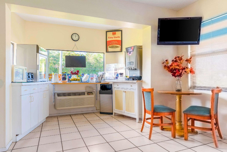 Food & Drinks 5, Econo Lodge Crystal River, Citrus