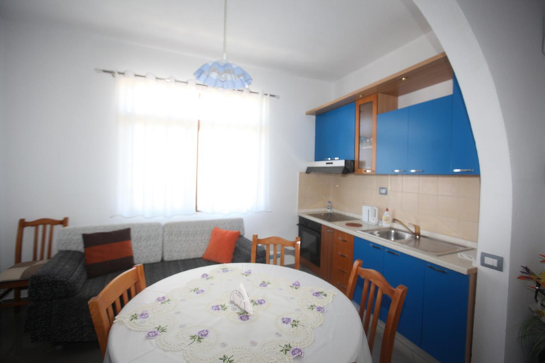 Others 5, Villa Oden, Sarandës