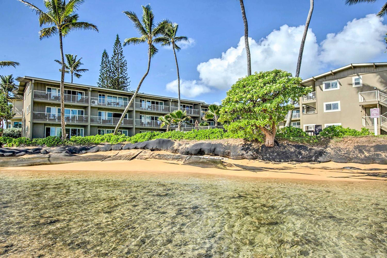 Waipouli Beachfront Condo with Balcony and Ocean Views, Kauai