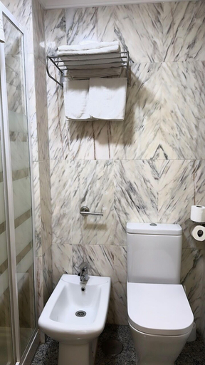 Bathroom 5, Hotel Reyesol, Málaga