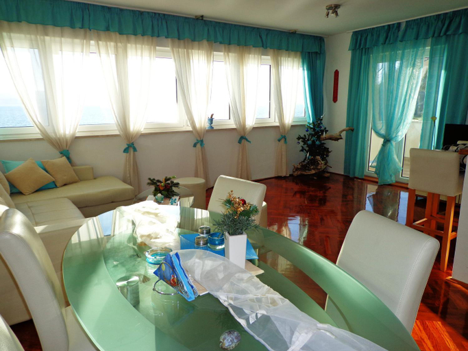 Food & Drinks 5, Apartments Mistral, Omiš