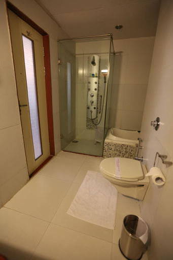 Bathroom 5, Hotel Silver Cloud, Ahmadabad