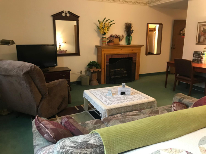 Others 5, Country Lodge inn, Fillmore