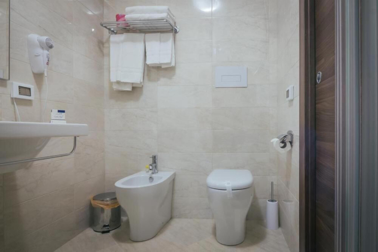 Bathroom 5, Costa Azul, Palermo