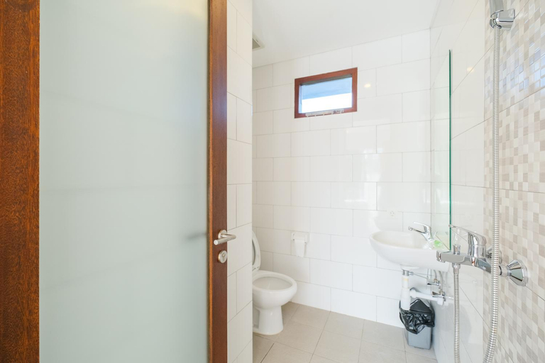 Bathroom, Dharma Guest House RedPartner, Badung