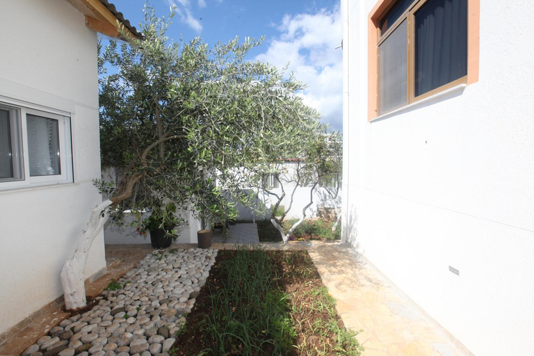 Others 5, Villa Oden, Sarandës