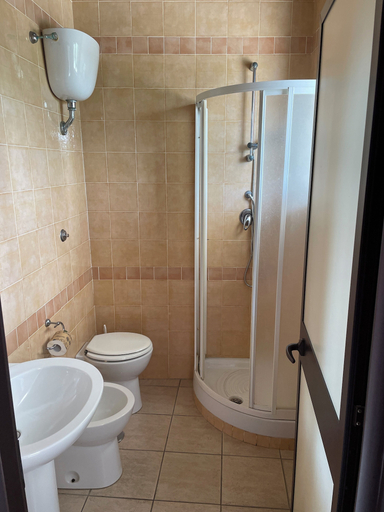 Bathroom 5, American Motel, Latina