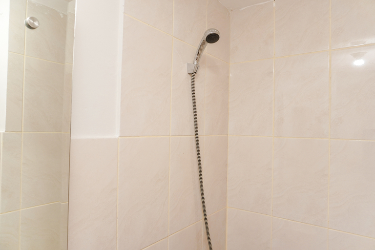 Bathroom 5, Modern Look and Homey Studio Apartment Amazana Serpong By Travelio, Tangerang Selatan