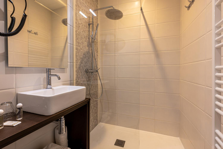 Bathroom 3, Europ'hotel, Dordogne