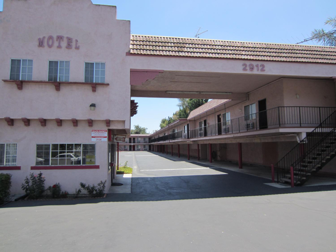 Exterior & Views 2, Welcome Inn & Suites, Orange