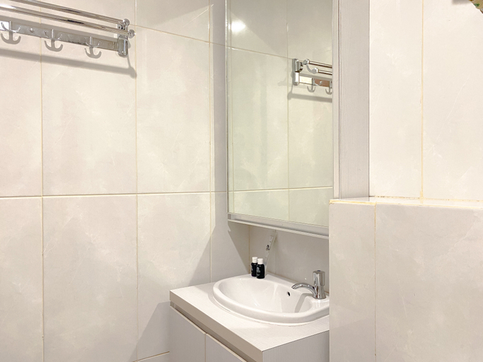 Bathroom 5, Minimalist Studio Grand Kamala Lagoon Apartment By Travelio, Bekasi