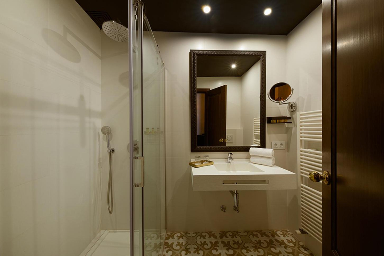 Bathroom 4, Born, Baleares