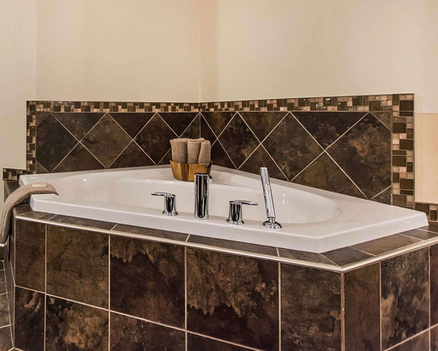Bathroom 5, Quality Inn, Westmorland