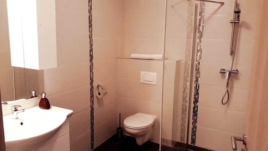 Bathroom 3, Filsdeger Haz, Eger