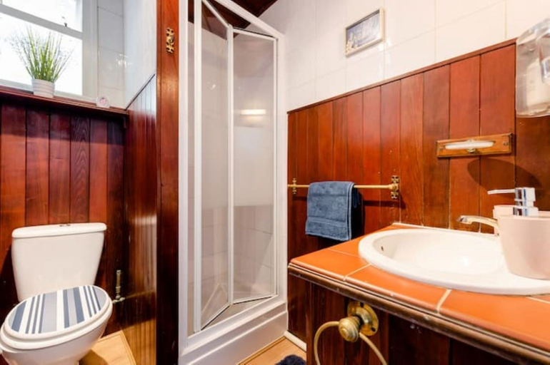 Bathroom 3, Cyrus House Dartford Centre, Kent
