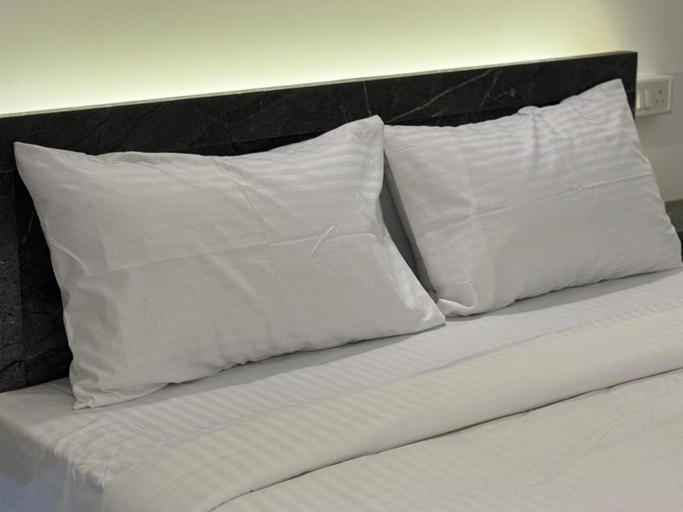 Bedroom, La Tamara Suite, Viluppuram
