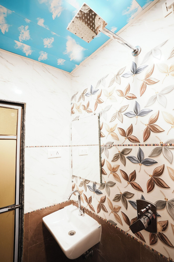 Bathroom 3, The United Hotel, Mumbai Suburban