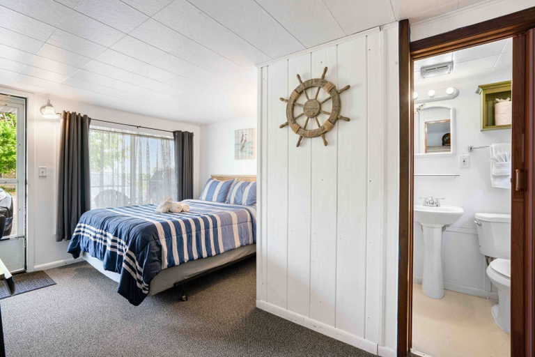 Bedroom 2, South Arm Retreats, Charlevoix