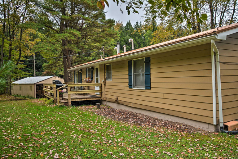 Great Valley Home with On-Site Pond, 7 Mi to Skiing!, Cattaraugus
