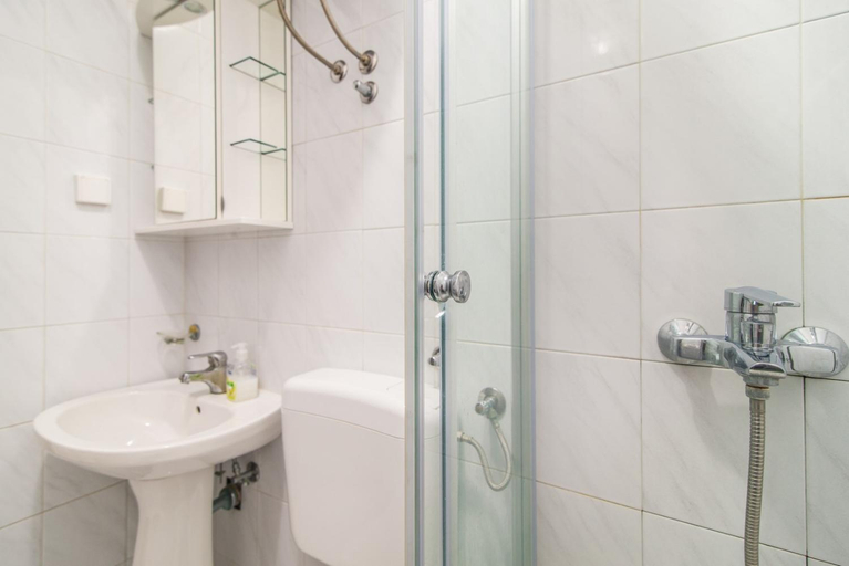 Bathroom 2, Apartment 828, Labin