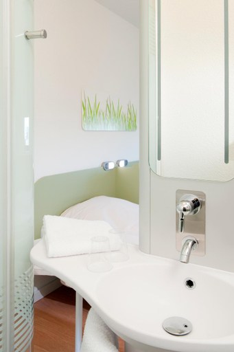 Bathroom 4, ibis budget Istres Trigance, Bouches-du-Rhône